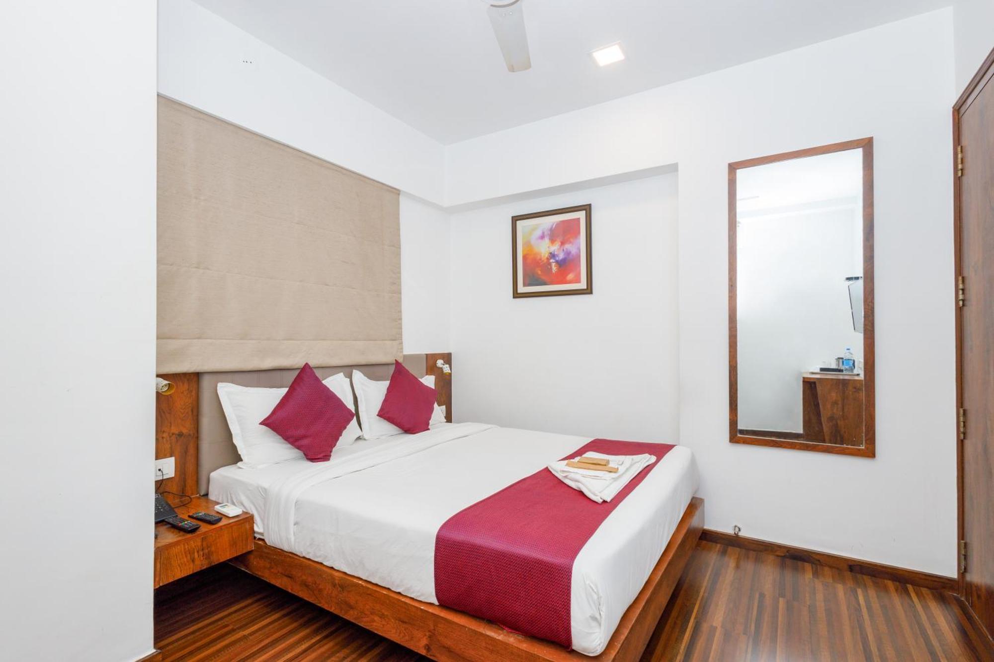 J Hotel And Banquets Mumbai Dış mekan fotoğraf
