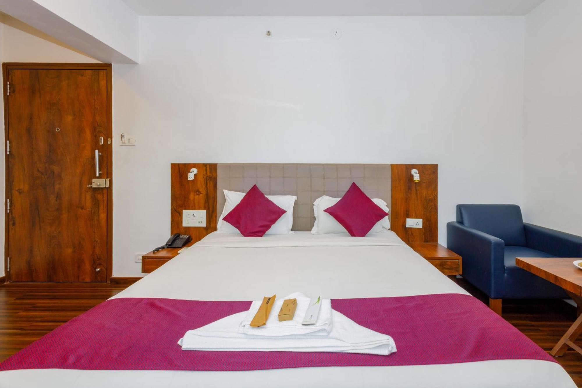 J Hotel And Banquets Mumbai Dış mekan fotoğraf