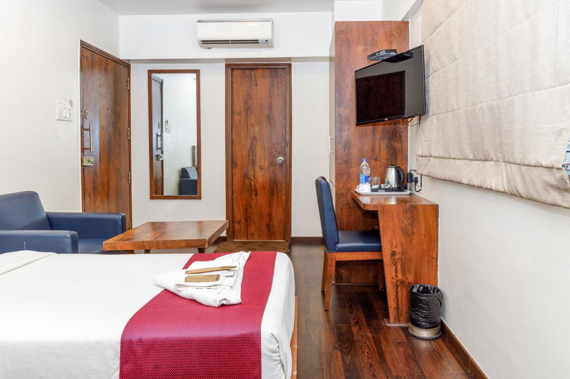 J Hotel And Banquets Mumbai Dış mekan fotoğraf