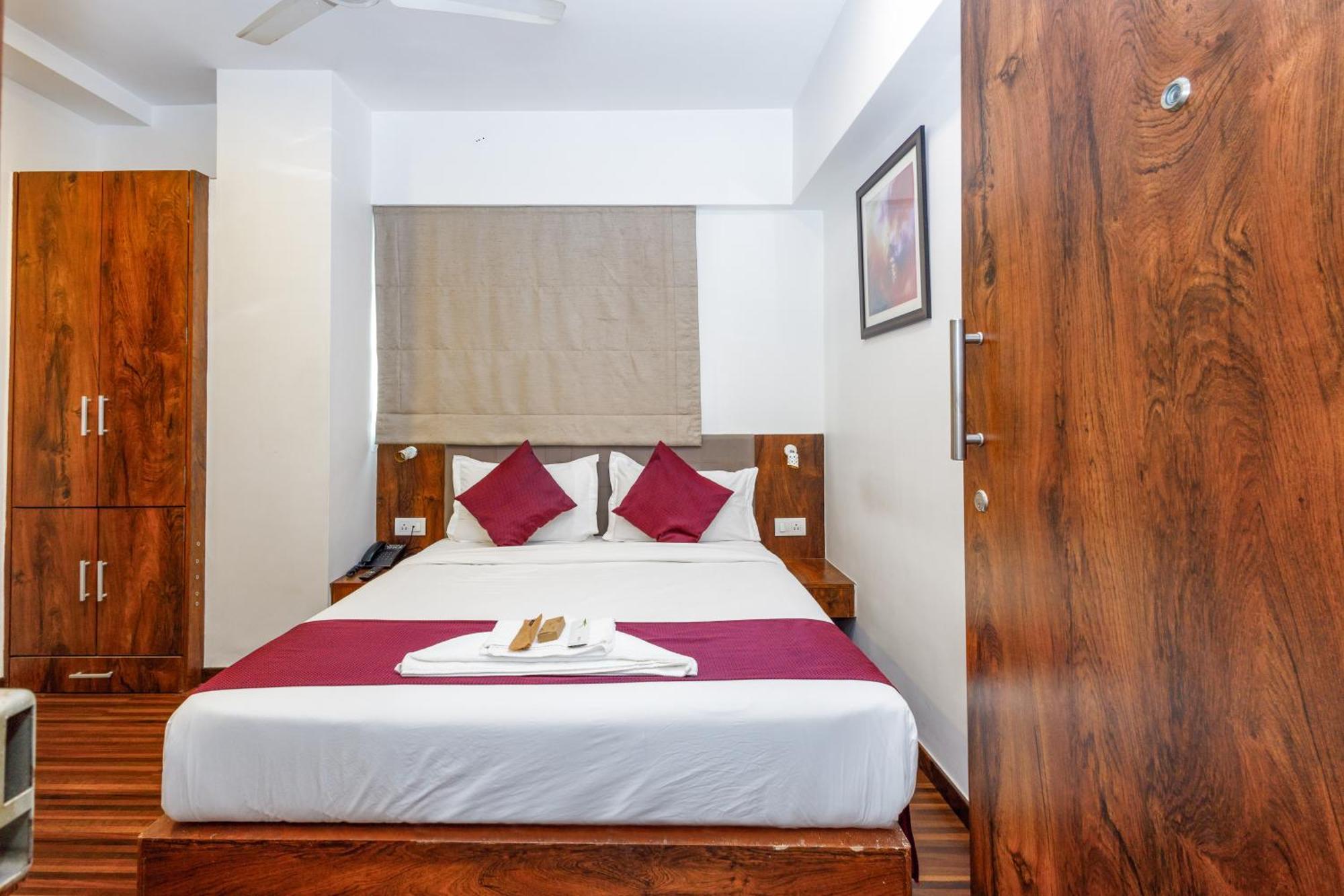 J Hotel And Banquets Mumbai Dış mekan fotoğraf